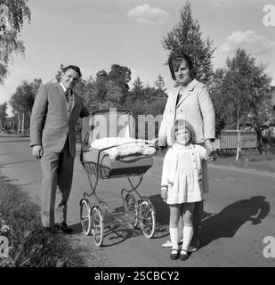 Eine Familie mit Kindern in Neudorf Platendorf in Niedersachsen. [Automatisierte Übersetzung] Stockfoto