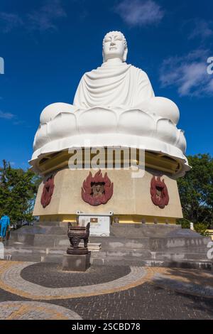 NHA TRANG, VIETNAM 23. November - der große Buddha in der Long Son Pagoda, am 23. November 2014, in Nha Trang, Vietnam Stockfoto