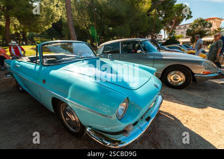 Antibes, Frankreich - 21.09.2024: Vintage Citroen und Peugeot auf der Outdoor-Veranstaltung. Stockfoto