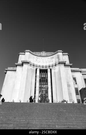 Paris, Frankreich - 19. Januar 2022: Das Palais de Tokyo ist ein Gebäude, das der modernen und zeitgenössischen Kunst gewidmet ist. Es befindet sich in der Avenue du President-Wilson, P. Stockfoto