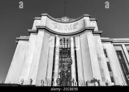 Paris, Frankreich - 19. Januar 2022: Das Palais de Tokyo ist ein Gebäude, das der modernen und zeitgenössischen Kunst gewidmet ist. Es befindet sich in der Avenue du President-Wilson, P. Stockfoto