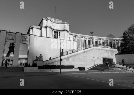 Paris, Frankreich - 19. Januar 2022: Das Palais de Tokyo ist ein Gebäude, das der modernen und zeitgenössischen Kunst gewidmet ist. Es befindet sich in der Avenue du President-Wilson, P. Stockfoto