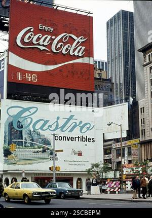 Eine riesige Coca-Cola-Anzeige auf dem Times Square in Manhattan. [Automatisierte Übersetzung] Stockfoto