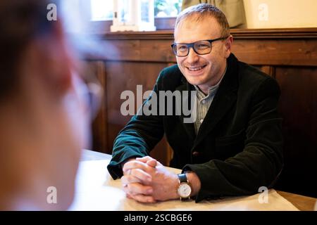 München, Deutschland. Februar 2025. Niklas Hilber, Vorsitzender des Bayerischen Sprachverbandes, spricht in einem Interview. Quelle: Lennart Preiss/dpa/Alamy Live News Stockfoto
