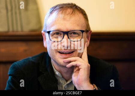 München, Deutschland. Februar 2025. Niklas Hilber, Vorsitzender des Bayerischen Sprachverbandes, spricht in einem Interview. Quelle: Lennart Preiss/dpa/Alamy Live News Stockfoto