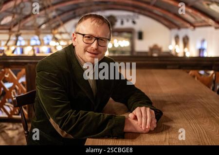 München, Deutschland. Februar 2025. Niklas Hilber, Vorsitzender des Bayerischen Sprachverbandes, nahm nach einem Interview auf. Quelle: Lennart Preiss/dpa/Alamy Live News Stockfoto