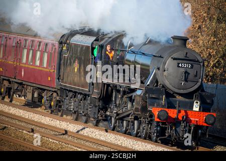 Die LMS Stanier Class 5 4-6-0 No. 45212 ist eine erhaltene britische Dampflokomotive, die bei hoher Geschwindigkeit gesehen wird. Stockfoto