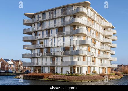 Neues Wohnhaus in einem Teich im neuen Stadtteil Vathorst in Amersfoort. Stockfoto