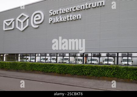 Großes Geschäftsgebäude des Paketsortierzentrums in den zentralen Niederlanden in Amersfoort. Stockfoto