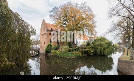 Kanäle im alten mittelalterlichen Zentrum der mittelgroßen niederländischen historischen Stadt Amersfoort. Stockfoto