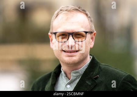 München, Deutschland. Februar 2025. Niklas Hilber, Vorsitzender des Bayerischen Sprachverbandes, nahm nach einem Interview auf. Quelle: Lennart Preiss/dpa/Alamy Live News Stockfoto