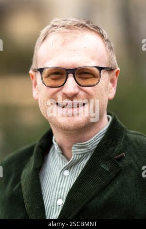 München, Deutschland. Februar 2025. Niklas Hilber, Vorsitzender des Bayerischen Sprachverbandes, nahm nach einem Interview auf. Quelle: Lennart Preiss/dpa/Alamy Live News Stockfoto