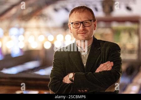 München, Deutschland. Februar 2025. Niklas Hilber, Vorsitzender des Bayerischen Sprachverbandes, nahm nach einem Interview auf. Quelle: Lennart Preiss/dpa/Alamy Live News Stockfoto