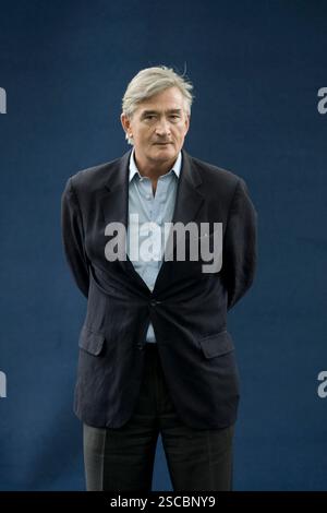 Der mehrfach preisgekrönte britische Historiker und Schriftsteller Antony Beevor, fotografiert auf dem Edinburgh International Book Festival, wo er über sein neuestes Buch über den Zweiten Weltkrieg mit dem Titel „D-Day - the Battle for Normandie“ sprach. Die dreiwöchige Veranstaltung ist das größte Literaturfestival der Welt und findet während des jährlichen Edinburgh Festivals statt. Die Veranstaltung 2009 bot Vorträge und Präsentationen von mehr als 500 Autoren aus aller Welt. Stockfoto