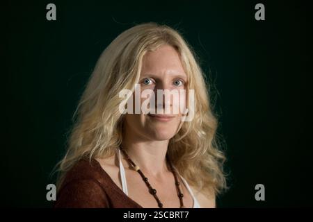 Die für den Booker-Preis nominierte englische Schriftstellerin Samantha Harvey wurde auf dem Edinburgh International Book Festival vorgestellt, wo sie über ihren Debütroman The Wilderness sprach. Die dreiwöchige Veranstaltung ist das größte Literaturfestival der Welt und findet während des jährlichen Edinburgh Festivals statt. Die Veranstaltung 2009 bot Vorträge und Präsentationen von mehr als 500 Autoren aus aller Welt. Stockfoto