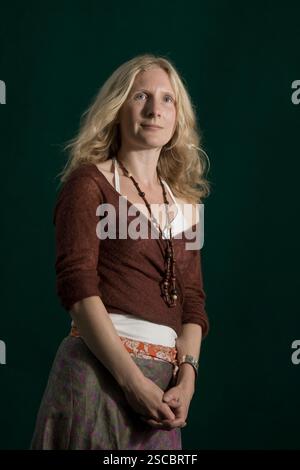 Die für den Booker-Preis nominierte englische Schriftstellerin Samantha Harvey wurde auf dem Edinburgh International Book Festival vorgestellt, wo sie über ihren Debütroman The Wilderness sprach. Die dreiwöchige Veranstaltung ist das größte Literaturfestival der Welt und findet während des jährlichen Edinburgh Festivals statt. Die Veranstaltung 2009 bot Vorträge und Präsentationen von mehr als 500 Autoren aus aller Welt. Stockfoto