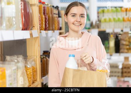 Einkäufer mit Lebensmitteln in einer Papiertüte Stockfoto