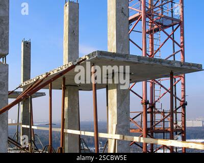 Betonfertigteile des Gebäudes in der Höhe. Der Rahmen der Säulen und Platten ist mit Stahlstützen befestigt Stockfoto