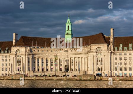 County Hall, London, UK. Detaillierte Ansicht der Vorderfassade des historischen edwardianisch-barocken Gebäudes am South Bank der Themse unter einem stimmungsvollen Himmel Stockfoto