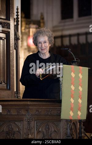 Die international anerkannte kanadische Autorin Margaret Atwood, die auf der Kanzel der St. John's Church in Edinburgh abgebildet ist, probt die Veröffentlichung ihres neuen Buches „Year of the Flood“, das am Sonntag, dem 30. November stattfand. Die Reading war Teil des Edinburgh International Book Festival und startete eine dreimonatige Tour mit 20 Lesungen von Atwood durch sechs Länder. Stockfoto