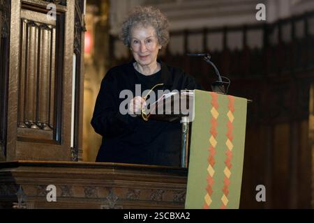 Die international anerkannte kanadische Autorin Margaret Atwood, die auf der Kanzel der St. John's Church in Edinburgh abgebildet ist, probt die Veröffentlichung ihres neuen Buches „Year of the Flood“, das am Sonntag, dem 30. November stattfand. Die Reading war Teil des Edinburgh International Book Festival und startete eine dreimonatige Tour mit 20 Lesungen von Atwood durch sechs Länder. Stockfoto