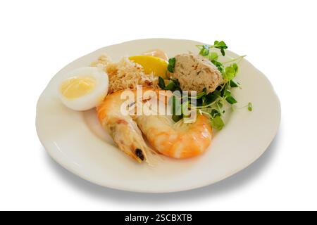 Hors d'oeuvres, einschließlich Garnelen, Krabbenfleisch, Makrelenpastete und gekochtes Ei, das vor weißem Hintergrund ausgeschnitten wird Stockfoto