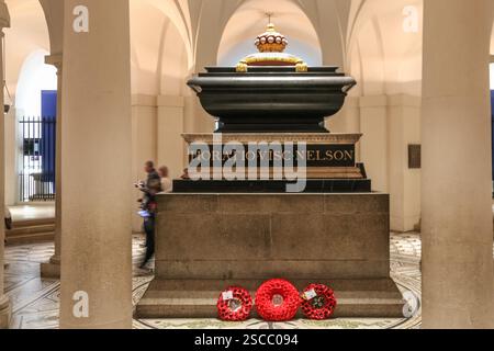 Nahaufnahme des Marmorsarkophags, der die Überreste von Vizeadmiral Horatio Nelson, 1. Viscount Nelson, 1. Duke of Bronte in der Krypta enthält... Stockfoto
