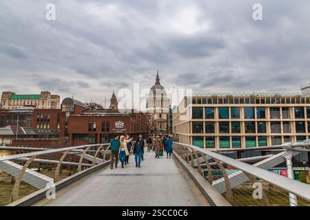 Blick auf die St. Paul's Cathedral von der Millennium Bridge, London. Die Ausrichtung der Fußgängerbrücke ermöglicht einen freien Blick auf die Südfassade von St. Paul von... Stockfoto