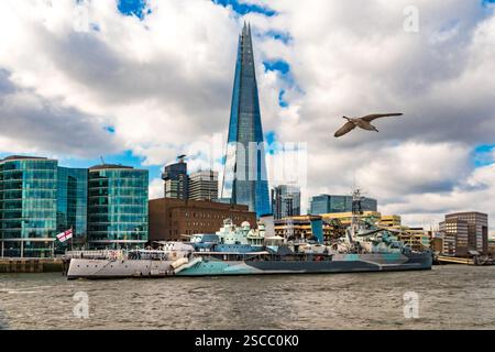 Malerischer Blick auf die HMS Belfast, ein leichter Kreuzer der Royal Navy. Heute ist sie dauerhaft als Museumsschiff an der Themse verankert. Stockfoto
