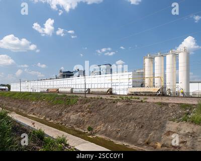 Industrie am Fluss des Peres Stockfoto
