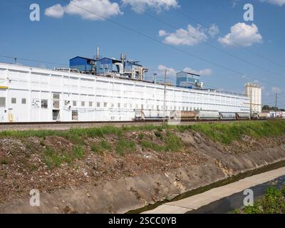 Industrie am Fluss des Peres Stockfoto