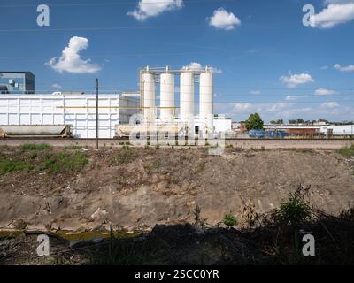 Industrie am Fluss des Peres Stockfoto