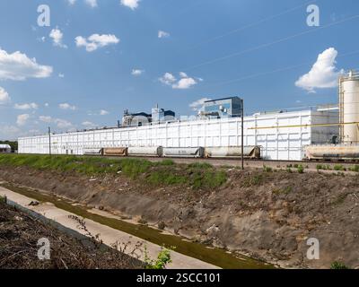 Industrie am Fluss des Peres Stockfoto