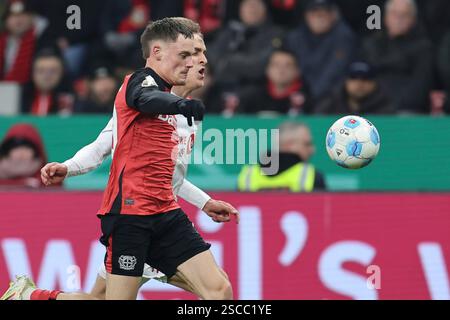 05.02.2025, BayArena, Leverkusen, Deutschland, DFB-Pokal, Viertelfinale, Bayer 04 Leverkusen vs. 1. FC Köln, im Bild: Erbitterter Kampf um den Ball zwischen Timo Hübers/Huebers (FC Köln #4), Florian Wirtz (Leverkusen #10), Foto © nordphoto GmbH/Meuter DFL Vorschriften verbieten jede Verwendung von Fotografien als Bildsequenzen und/oder Quasi-Video. Stockfoto