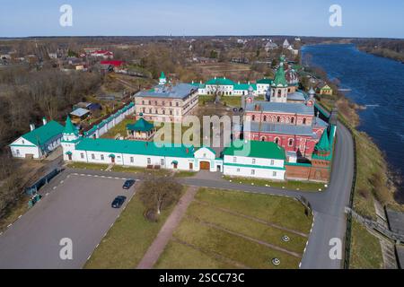 Staraya Ladoga St. Nikolaus Kloster an einem sonnigen Apriltag. Top-Fahrzeug. Staraya Ladoga, Russland Stockfoto