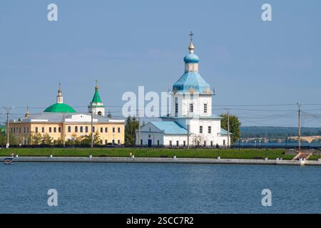 Blick auf die alte Kirche der Himmelfahrt der Heiligen Jungfrau Maria an einem Septembertag. Tscheboksary, Tschuvashia. Russland Stockfoto