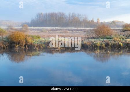 Sonniger Oktobermorgen auf dem Sorot-Fluss. Puschkinskie Blutig. Region Pskow, Russland Stockfoto