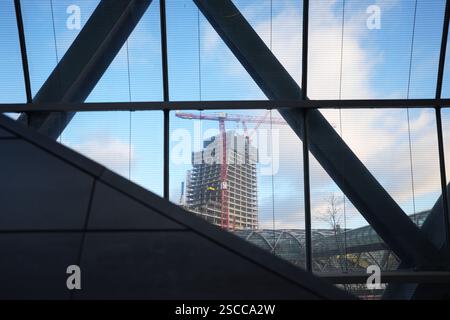 Hamburg, Deutschland. Februar 2025. Blick vom Bahnhof Elbbrücken auf die Ruine des Elbturms. Quelle: Marcus Brandt/dpa/Alamy Live News Stockfoto