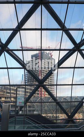 Hamburg, Deutschland. Februar 2025. Blick vom Bahnhof Elbbrücken auf die Ruine des Elbturms. Quelle: Marcus Brandt/dpa/Alamy Live News Stockfoto