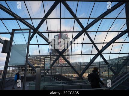 Hamburg, Deutschland. Februar 2025. Blick vom Bahnhof Elbbrücken auf die Ruine des Elbturms. Quelle: Marcus Brandt/dpa/Alamy Live News Stockfoto