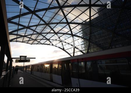 Hamburg, Deutschland. Februar 2025. U-Bahn am Bahnhof Elbbrücken. Quelle: Marcus Brandt/dpa/Alamy Live News Stockfoto