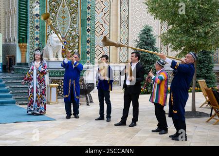 SAMARKAND, USBEKISTAN - 18. MAI 2024. Musiker in Nationalkleidung spielen traditionelle usbekische Musikinstrumente (Karnai, Tambourin, Flöte) Stockfoto