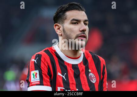 Mailand, Italien. Februar 2025. Theo Hernandez vom AC Milan sieht beim Coppa Italia 2024/25 Fußballspiel zwischen dem AC Milan und AS Roma im San Siro Stadion an. Credit: dpa/Alamy Live News Stockfoto