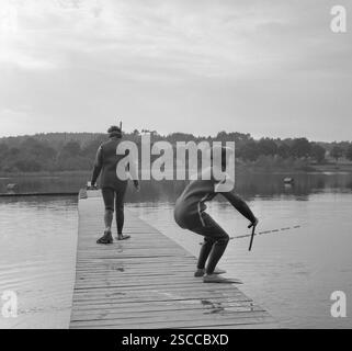 Taucher am See in Petersdorf Petersdorf. Bild zeigt Frau kurz vor dem Sprung in das Wasser. Stockfoto