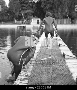 Taucher am See in Petersdorf Petersdorf. Bild zeigt eine Frau mit Tauchen flossen wie ein Frosch. Stockfoto