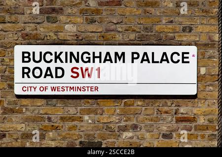 Nahaufnahme eines Buckingham Palace Road-Schilds an der Seite eines Backsteingebäudes in der City of Westminster, London SW1 Stockfoto
