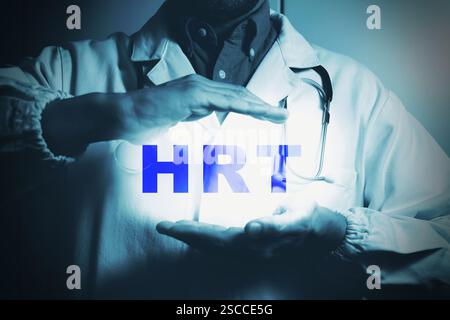 Arzt mit dem Akronym "HRT" der Hormonersatztherapie. Medizinisches Konzept. Stockfoto