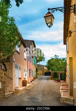 Alte Häuser in einer engen Gasse im Bergdorf Gassin. Frankreich Departement Var, Côte d‘Azur Stockfoto