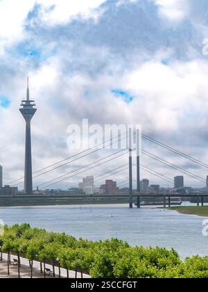Ein Foto des Rheins und des Rheinturms im Hintergrund in Düsseldorf Stockfoto