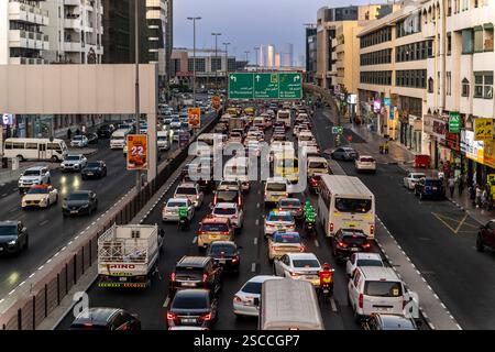 Starker Verkehr in der Nähe des Clock Tower Kreisverkehrs, oft ein Engpass für den Verkehr, der nach Süden über den Creek oder nach Norden nach Corniche oder Sharjah fährt. Stockfoto